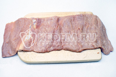  Аккуратно разрезать по окружности, в результате получится пласт мяса. Натереть его солью и перцем