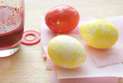 Опустите яйца в краску по одному на 3-5 минут. Выложите на бумажное полотенце и дайте обсохнуть