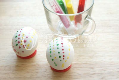 На теплые, сухие яйца нанести краски точками и создать рисунок или узор (очень нравится детям)