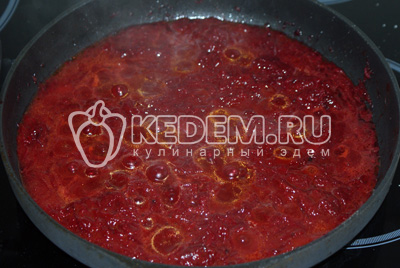 Тушить в сковороде с добавлением сахара, томатной пасты, соли, уксуса и мелко рубленного чеснока по вкусу