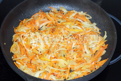 Морковь и лук порезать соломкой и пассеровать на сливочном масле с добавлением соли и перца по вкусу