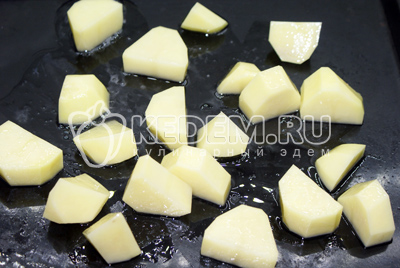 Картофель очистить, крупно порезать, перемешать с растительным маслом и солью. Запечь в духовке при температуре 180С до готовности