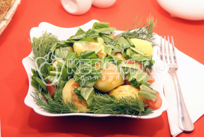 Салат из черемши с картофелем готов