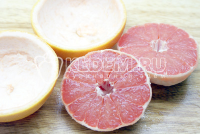 Для приготовления салата из фруктов грейпфрут надо разрезать пополам. Вынуть аккуратно мякоть ложкой или ножом, не повредив кожуру