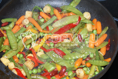 Мини-овощи потушить с добавлением соевого соуса и перца по вкусу