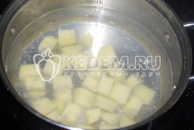 В подсоленной воде отварите нарезанный кубиком картофель