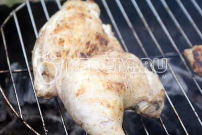 Очистить от маринада и жарить на решетке барбекю с обеих сторон до готовности. Если цыпленок большой, можно предварительно завернуть в фольгу и готовить в фольге. Затем развернуть и поджарить до румяной корочки. 