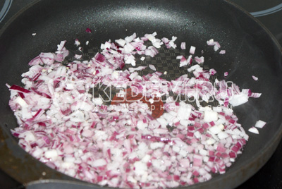 Для приготовления жульена с грибами в духовке красную луковицу необходимо мелко нарезать и обжарить на растительном масле