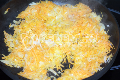 Морковь натереть на мелкой терке, а лук мелко покрошить и обжарить на сковороде с растительным маслом
