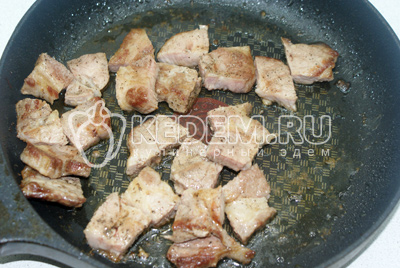Мясо нарезать кубиком и обжарить посолив и поперчив по вкусу на растительном масле