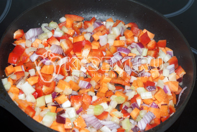 Морковь, луковицу, стебель сельдерея, болгарский перец нарежьте мелко и тушите с добавлением соли и перца по вкусу под крышкой