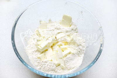 В миску высыпать муку, добавить 1/2 ч. ложки соли, яйцо, и рубленое кусочками масло