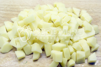 Картофель нарезать кубиком добавить в бульон