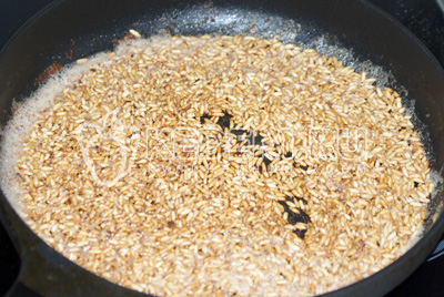 Рис немного обжарить на сливочном масле, посолить и долго тушить постоянно добавляя небольшое количество воды