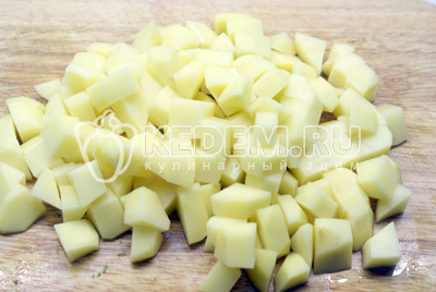 Картофель нарезать кубиком