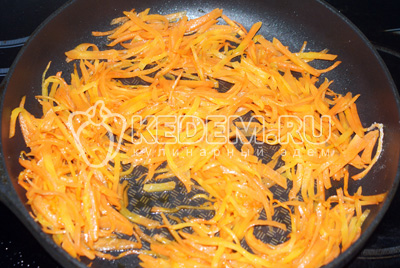 Морковь нарезать мелкой соломкой или натереть на терке для моркови по-корейски и пассеровать на растительном масле с добавлением соли по вкусу