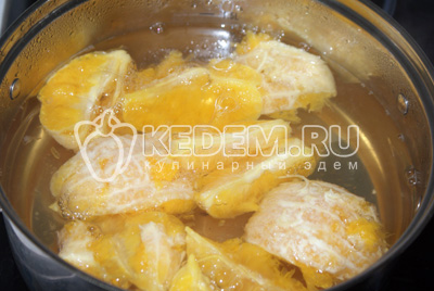 Убрать кожуру у апельсинов. В кастрюлю сложить выдавленные апельсины и лимоны. Залить водой, добавить сахара, довести до кипения и варить 5 минут