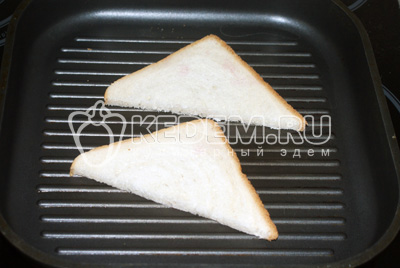Хлеб поджарить в тостере или на сковороде гриль