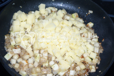 Затем добавить очищенный и порезанный мелким кубиком картофель