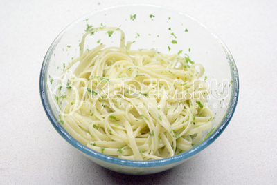 Спагетти смешать с оливковым маслом и рубленой петрушкой