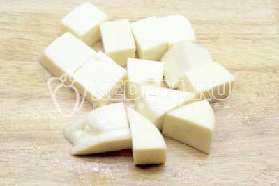 Сыр нарезать кубиком