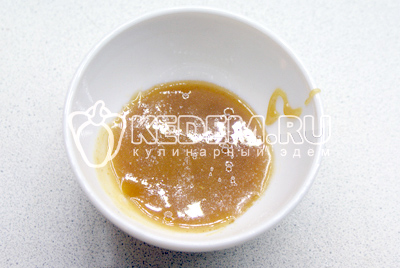 Отдельно в миске смешать мёд и имбирь