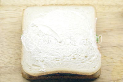 Накройте кусочком хлеба с майонезом и повторите все снова накрыв конце третьим кусочком хлеба