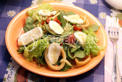 Салат из кальмаров со шпинатом готов
