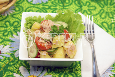 Салат с тунцом и маринованным луком готов