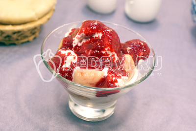 Десерт из персиков с малиной и мороженым готов