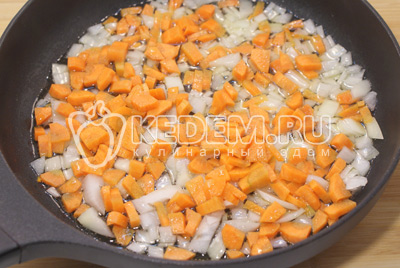 Мелко нашинкованный лук и морковь обжарить на растительном масле. 
