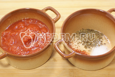 Добавить специи, соль и мякоть помидоров «PODRAVKA»
