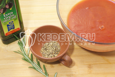 Для соуса приготовить протертые помидоры «PODRAVKA», 2 ст. ложки оливкового масла, прованские травы и веточку розмарина