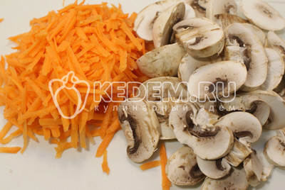 Морковь натереть на терке, грибы нарезать ломтиками