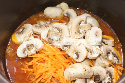 Добавить в чашу грибы и морковь, готовить еще 10-15 минут. Посолить по вкусу