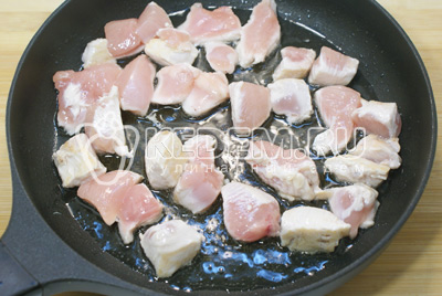 Куриное филе нарезать небольшими кусочками и обжарить на сковороде с растительным маслом