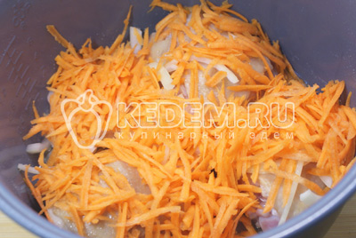 Добавить крупно нарезанный лук и тертую морковь. Обжаривать еще 2 минуты
