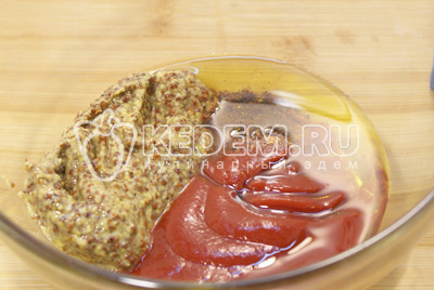 В миске смешать протертые помидоры «PODRAVKA», оливковое масло, специи, соль, сахар и горчицу. 