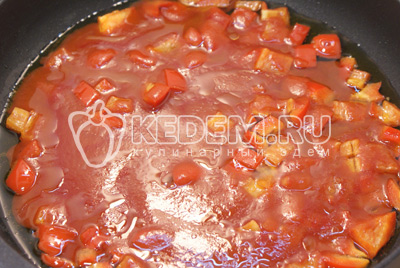 Через 2-3 минуты добавить протертые томаты «PODRAVKA» и тушить на медленном огне 5-7 минут. 