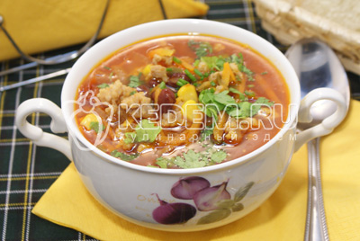 Мексиканский суп с фаршем, перчиками холопенью и мякотью помидоров