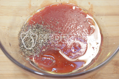 Для соуса в миске смешать протертые помидоры «PODRAVKA», оливковое масло, соль по вкусу и прованские травы. Хорошо перемешать