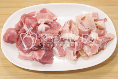 Мясо и бекон нарезать небольшими ломтиками