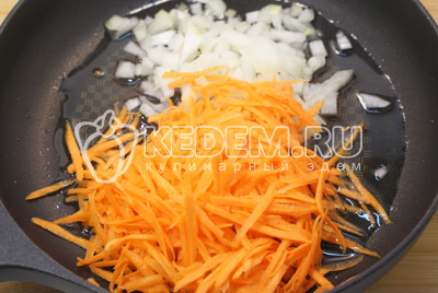 Мелко нашинкованный лук и тертую морковь обжарить на сковороде с растительным маслом 1-2 минуты. 