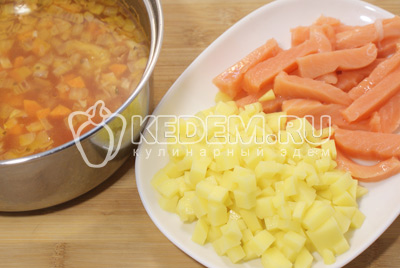 Добавить полосками нарезанную семгу и мелкими кубиками нарезанную картошку. Варить на среднем огне 5-7 минут