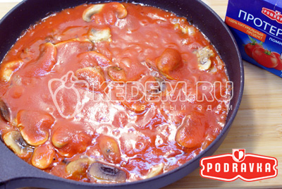 Добавить протертые помидоры «PODRAVKA» и соль по вкусу. Хорошо перемешать. Готовить 5-7 минут на медленном огне