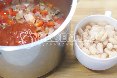 Сложить в кастрюлю и добавить протертые помидоры «PODRAVKA» и консервированную белую фасоль. Залить бульоном и посолить. 