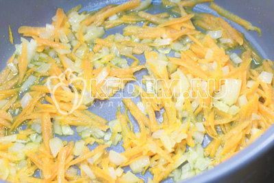 Лук и морковь сложить в чашу мультиварке, добавить растительное масло и включить режим «ЖАРКА» на 2-3 минуты. Помешивая