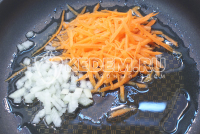 На растительном масле обжарить мелко нашинкованный лук и тертую морковь
