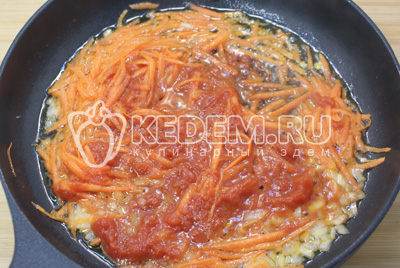 Добавить мякоть помидоров «PODRAVKA» и готовить еще 1-2 минуты
