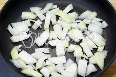 Лук крупно нарезать и обжарить на сковороде с растительным маслом